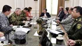 Santos durante la reunión con la cúpula militar y sus ministros
