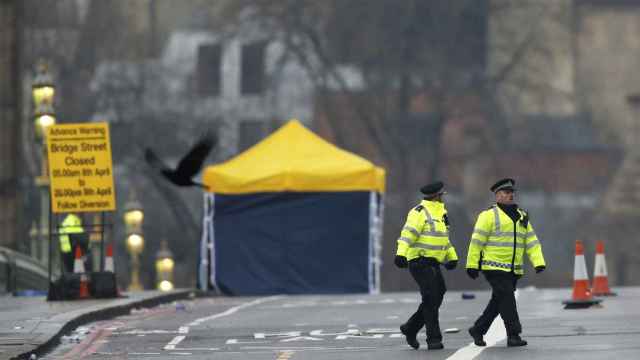 Dos policías caminan en el puente de Westminster en Londres la mañana después del ataque