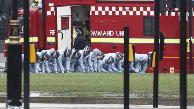 Agentes de la Policía británica rastrean la zona del atentado en Westminster.