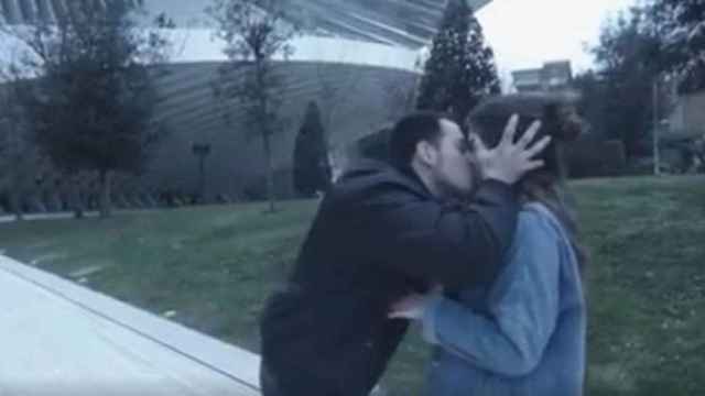 El 'youtuber' Wilson Alfonso agarra a una chica y la besa sin su consentimiento.