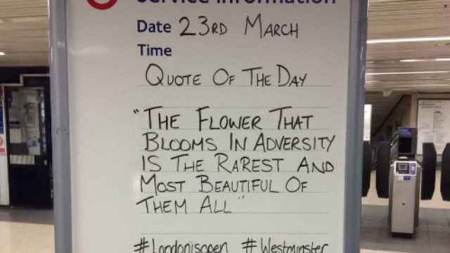 El cartel que podía leerse en la estación de metro de Tower Hill en Londres