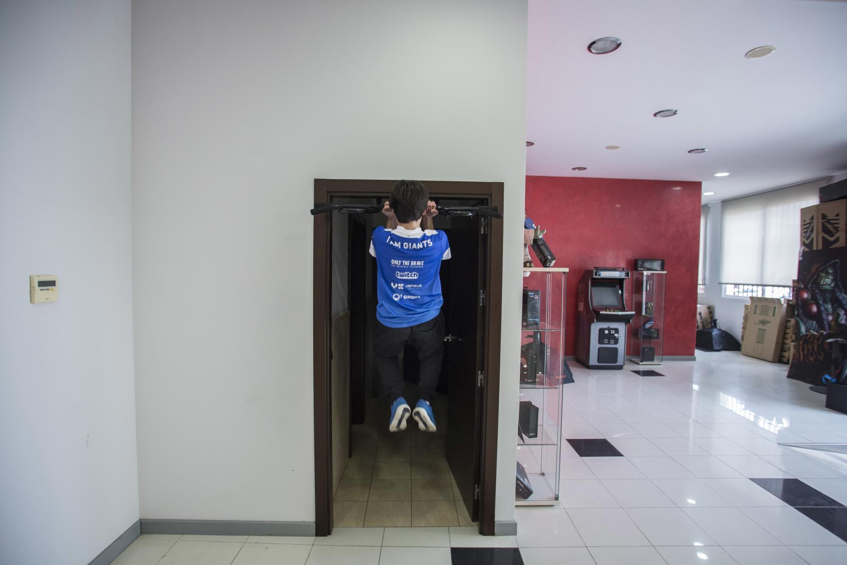 Antonio Espinosa haciendo ejercicios de camino al baño.