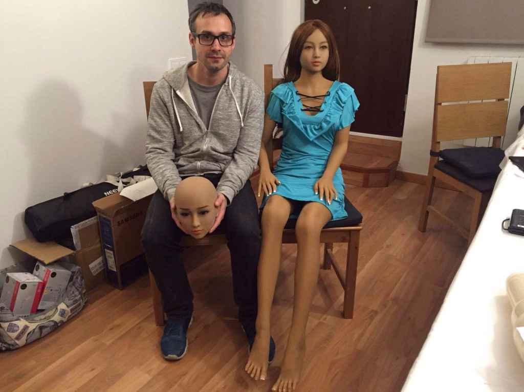 doctor Frankestein catalán que fabrica muñecas sexuales sentimientos