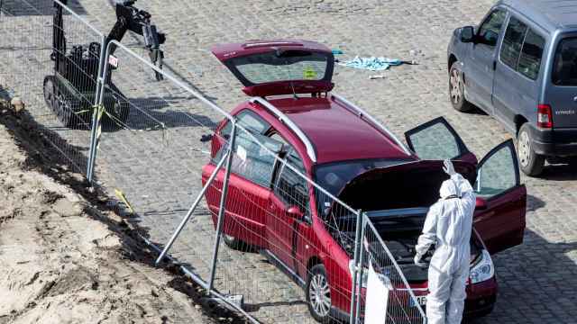 Un experto forense examina el coche que se lanzó contra los peatones en Amberes