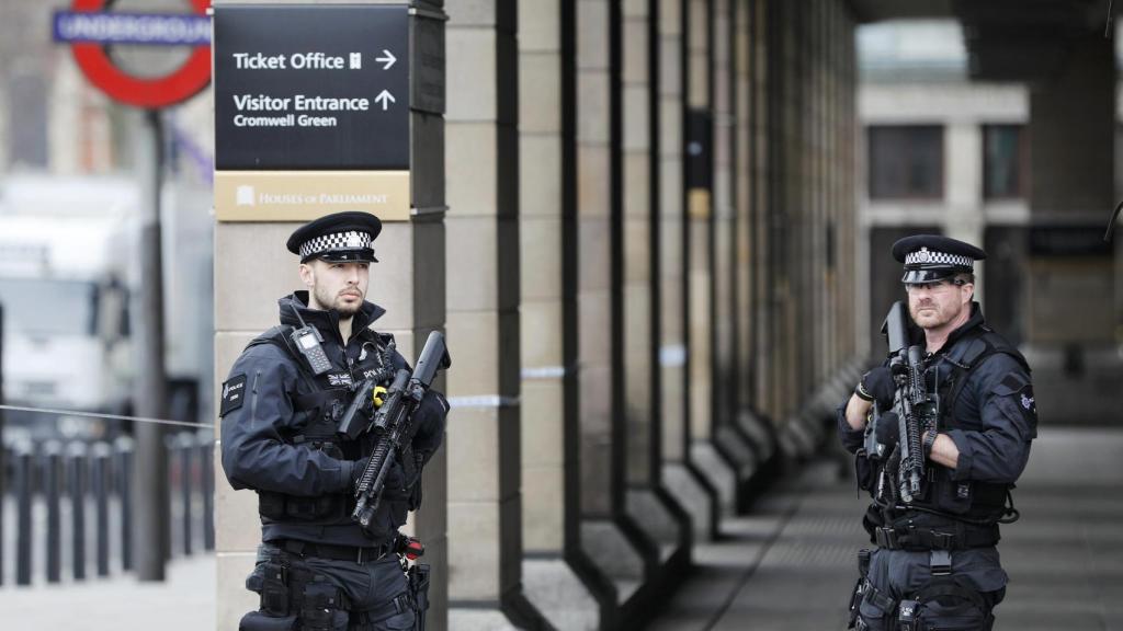 Policías armados custodian la parada de metro de Westminster.