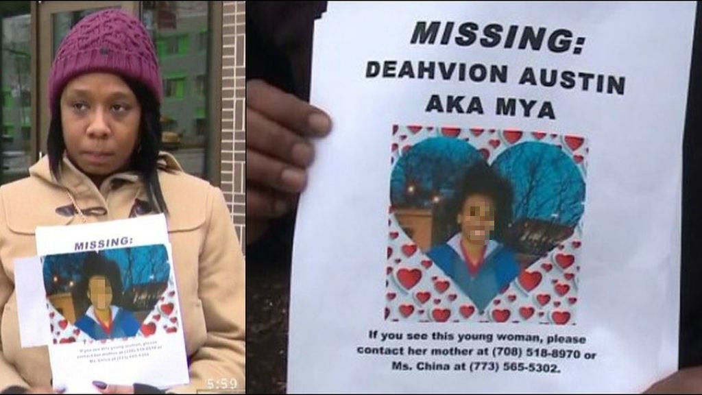 La madre de Deahvion Austin, Stacey Elkins, con el cartel de su hija desaparecida.