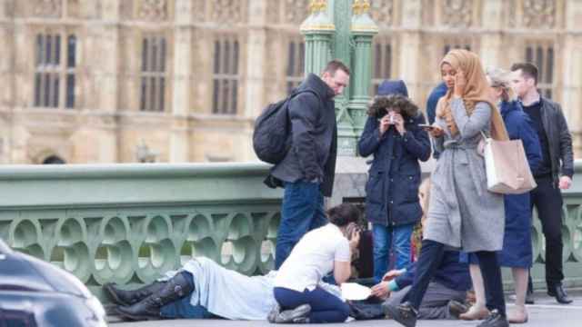 La foto tras el ataque de Westminster que ha sido utilizada contra la joven con pañuelo