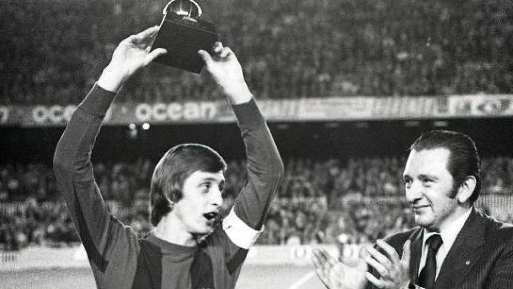 Johan Cruyff muestra un Balón de Oro en el Camp Nou