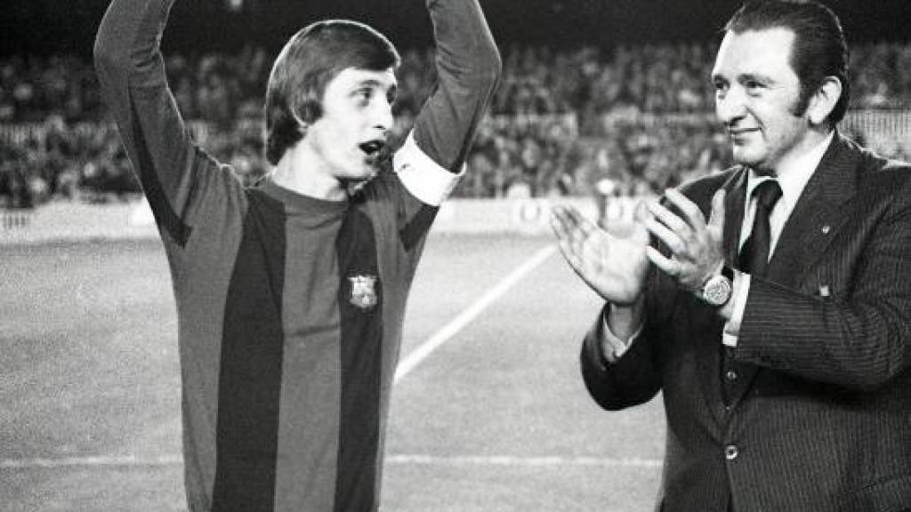 Johan Cruyff muestra un Balón de Oro en el Camp Nou