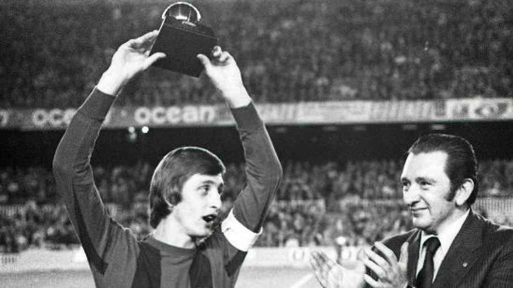 Johan Cruyff muestra un Balón de Oro en el Camp Nou.