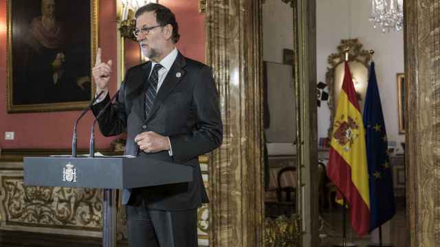 Rajoy, durante su rueda de prensa en la embajada española en Roma