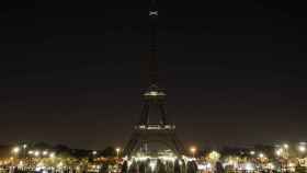 La Torre Eiffel de París, en la oscuridad.