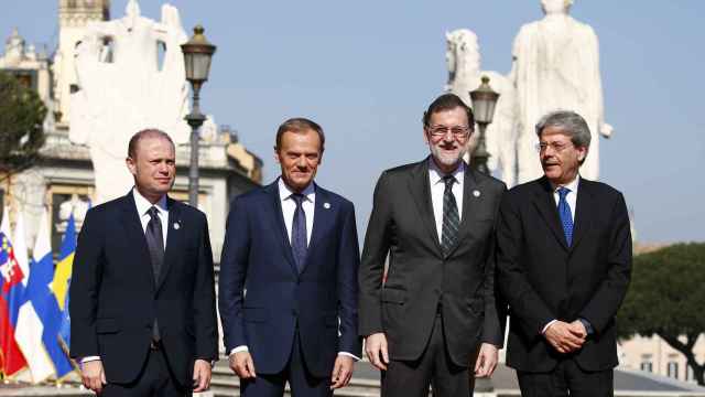 Rajoy, recibido por Gentiloni, Tusk y Muscat a su llegada a la cumbre de Roma