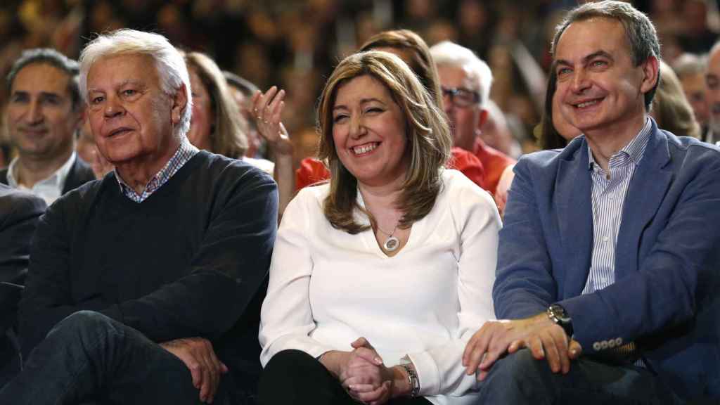 Susana Díaz, flanqueada por Felipe González y José Luis Rodríguez Zapatero.
