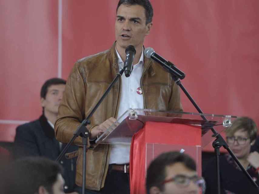 Pedro Sánchez con su inseparable chaqueta de cuero.