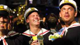 Un grupo de hombres se disfraza de Popeye en el carnaval de Key West.