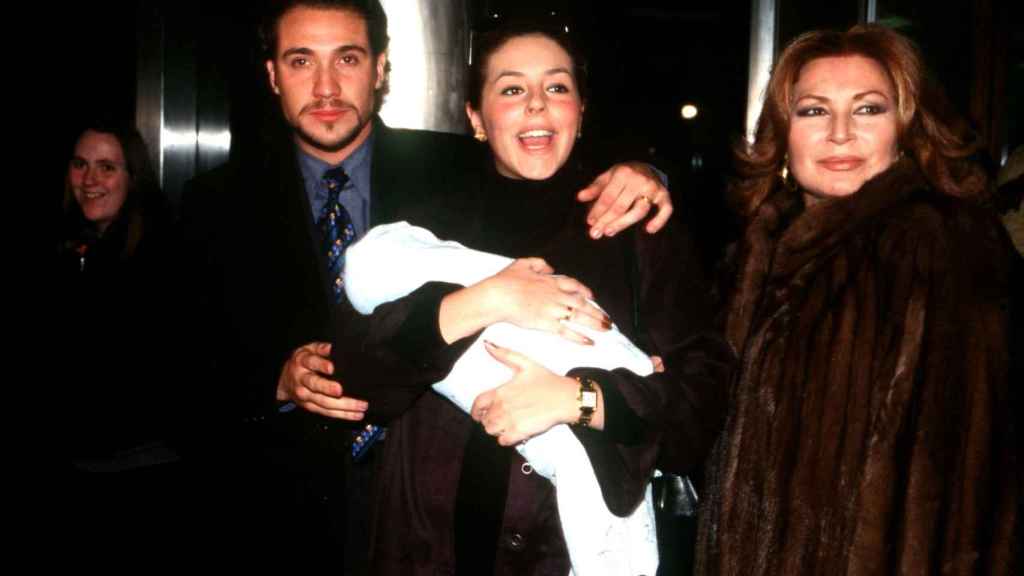 Antonio David y Rocío Flores, con su hija Rocío recién nacida y Rocío Jurado (1998)