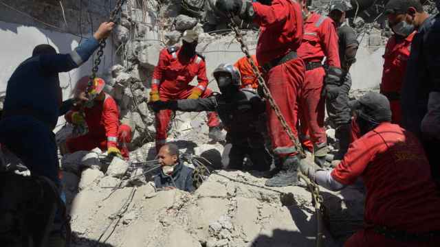 Equipos de rescate intentan encontrar los cuerpos de decenas de civiles muertos en Mosul.