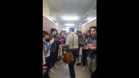 Los niños aplauden al profesor en su último día de clase