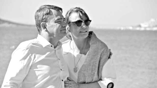 Ingrid Sartiau con su ya marido, Thierry, en las playas de Murcia.