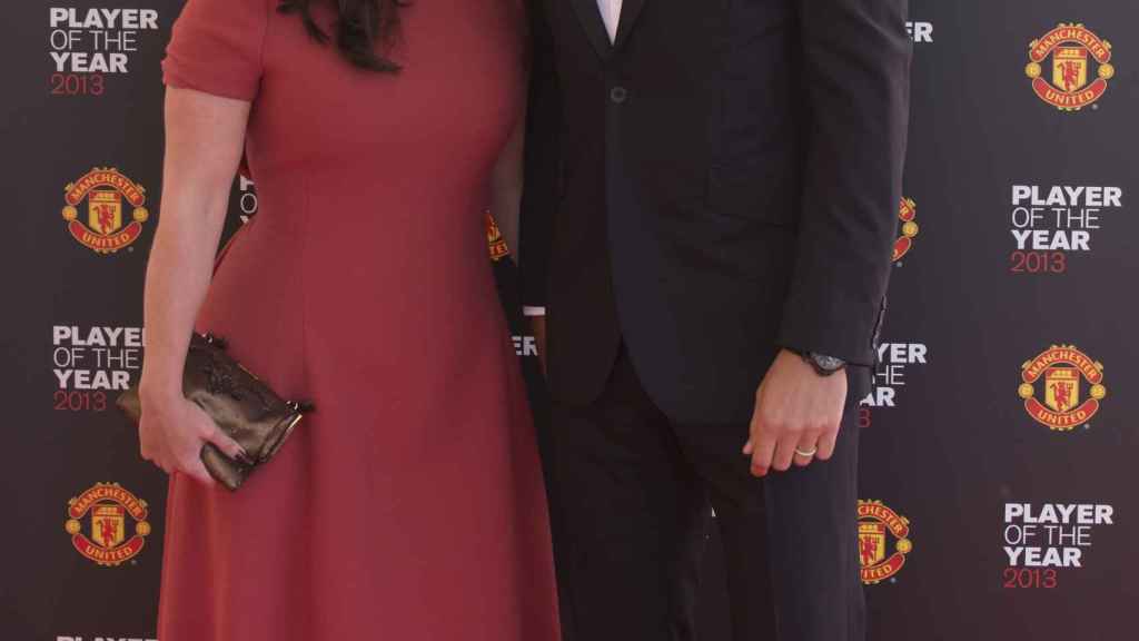 Rio Ferdinand y su mujer Rebecca en un evento.