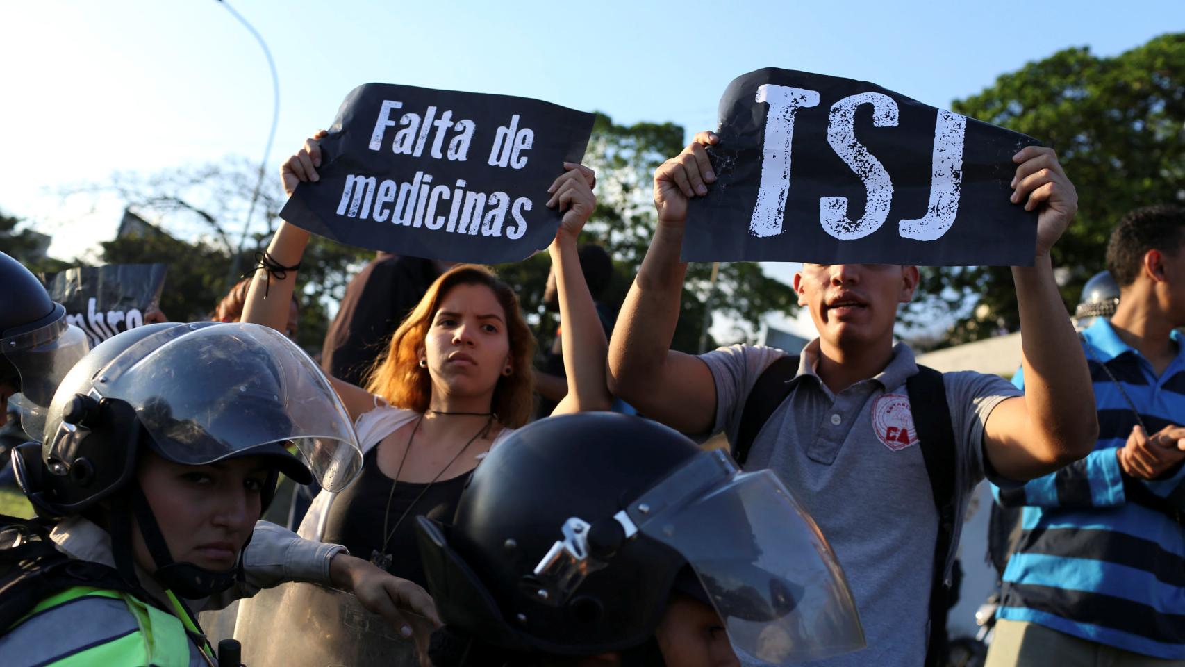 Manifestantes en las calles de Caracas contra la decisión del Tribunal Supremo.