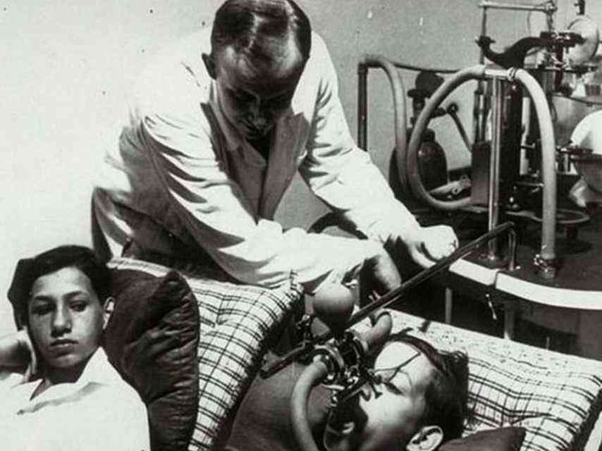 Josef Mengele durante uno de sus experimentos.