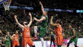 Alen Omic lanza un gancho ante Valencia Basket.