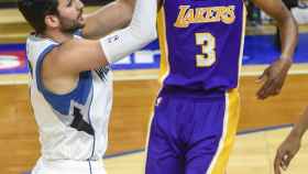 Ricky Rubio lanza a canasta ante los Lakers.