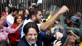 Protestas en Caracas tras la decisión del Supremo de quitar las competencias al Parlamento.