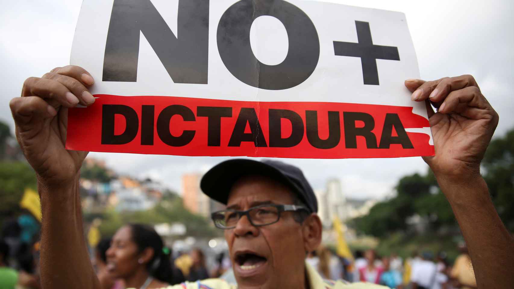 La decisión del Supremo de asumuir las competencias del Parlamento, de mayoría opositora, ha desatado manifestaciones contra Maduro