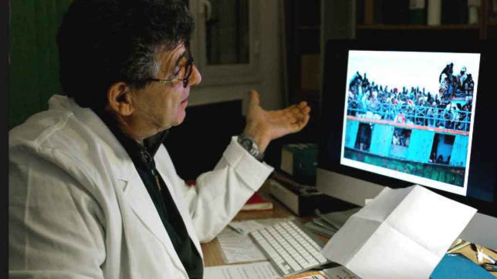 Pietro Bartolo en una imagen del documental 'Fuego en el mar'