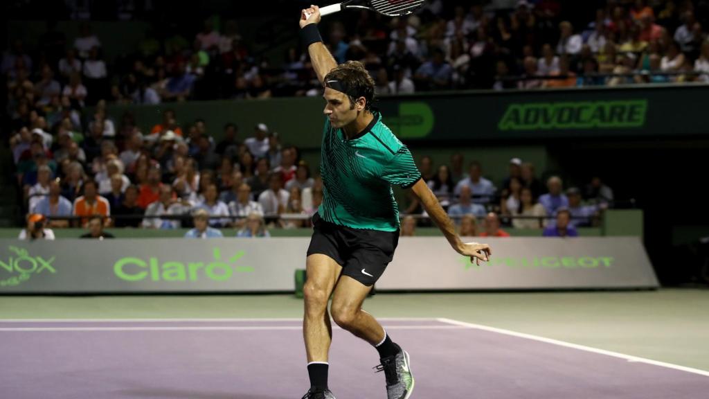 Federer, golpeando un revés en el partido ante Kyrgios.