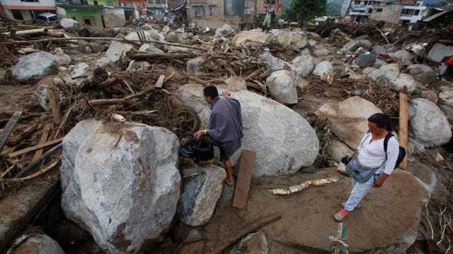 Varias personas caminan entre los escombros de la tragedia de Mocoa.