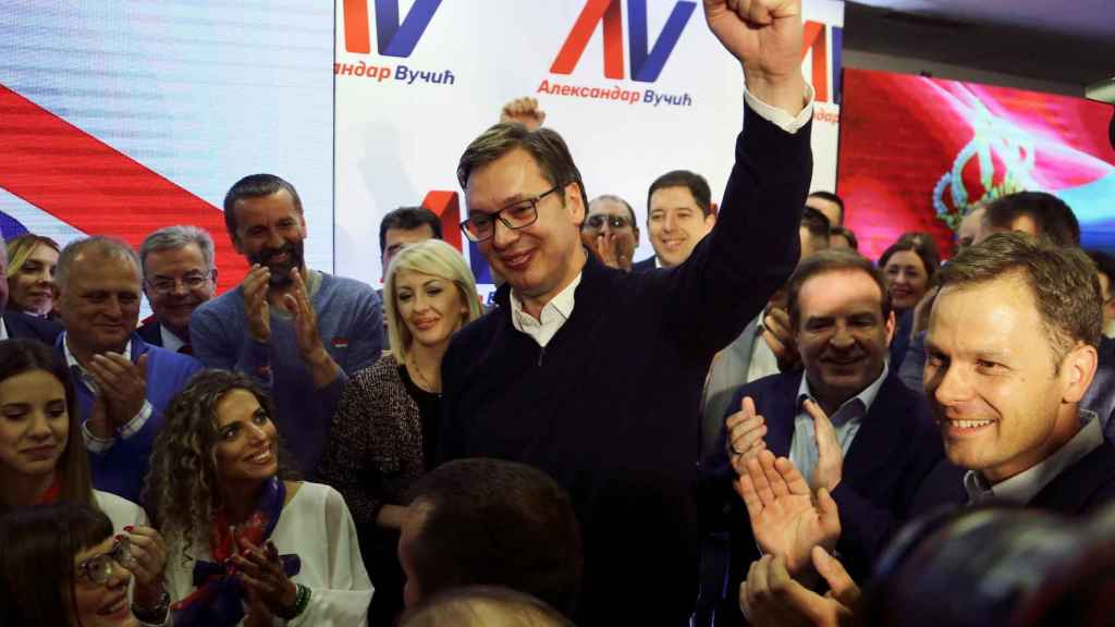 El primer ministro serbio Aleksandar Vucic, celebra su victoria de este domingo.