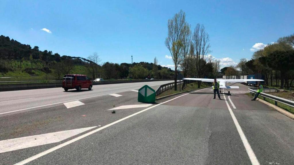 La avioneta y sus dos ocupantes después del aterrizaje de emergencia