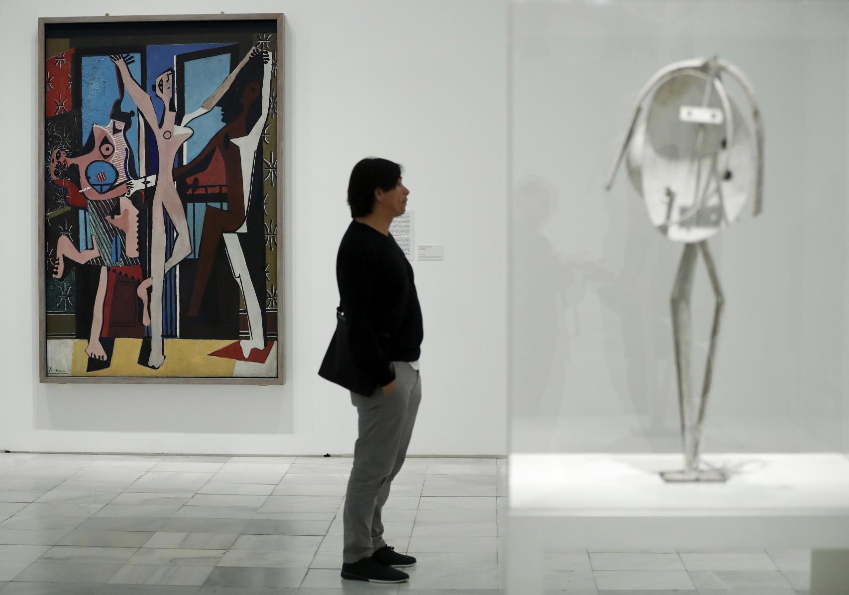 La pintura Las tres bailarinas, al fondo, como gran hito de la muestra.