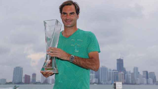 Roger Federer con su trofeo de campeón en Miami.