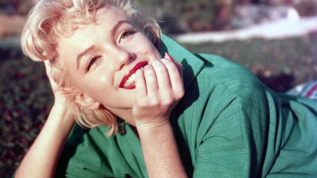 Marilyn Monroe convirtió el rojo el símbolo de sensualidad. | Foto: Getty images.