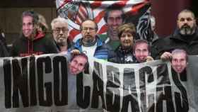 Protesta de los familiares y amigos de Iñigo Cabacas frente al juzgado.