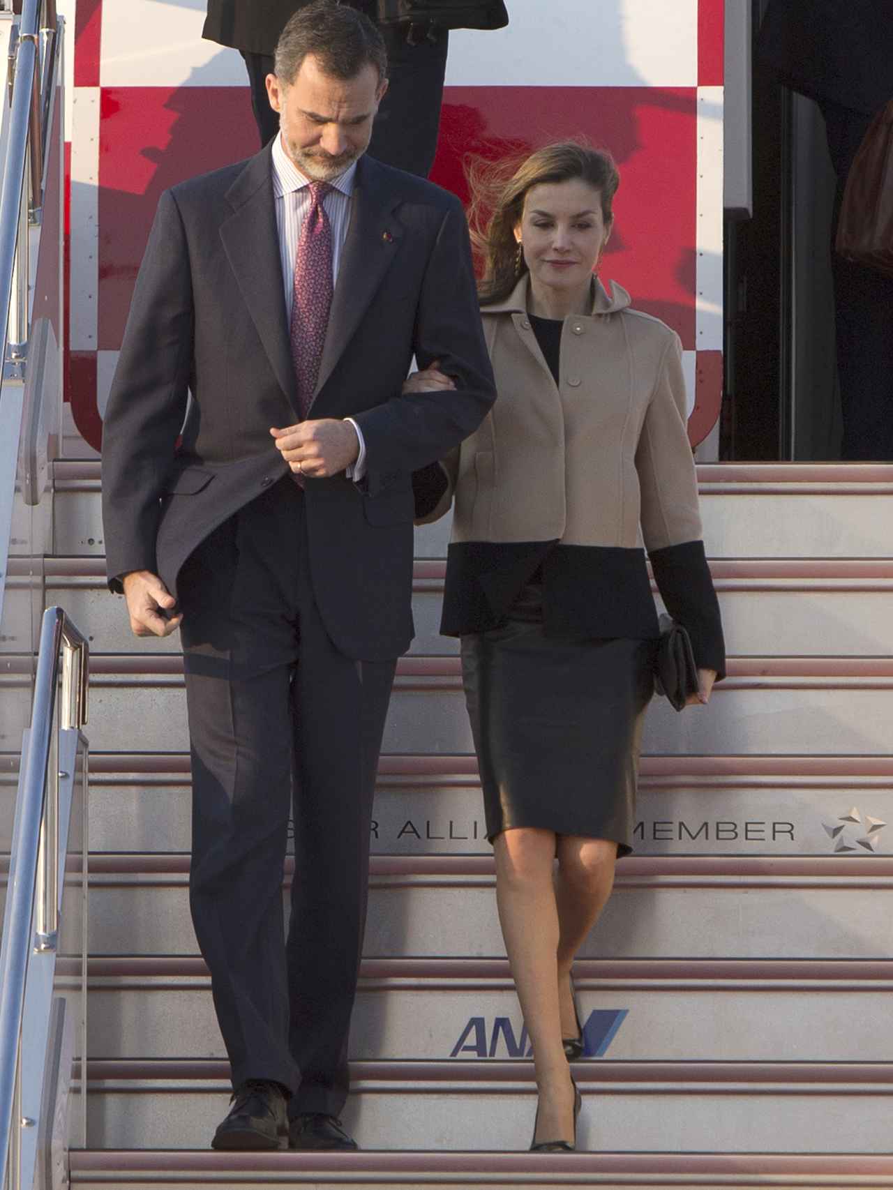 Los reyes Felipe VI y Letizia descendiendo del avión de las Fuerzas Armadas a su llegada a Japón.