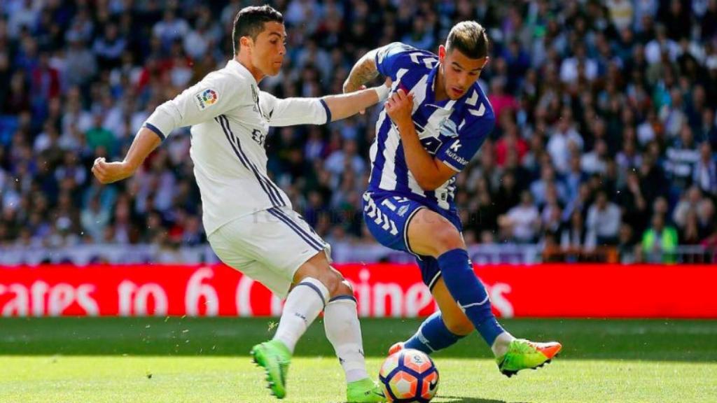 Cristiano y Theo disputan un balón Foto Instagram (@theo3hernandez)