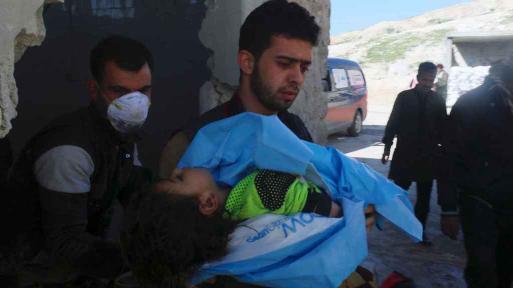 Al menos 100 personas han muerto en un bombardeo con armas químicas en el norte de Siria