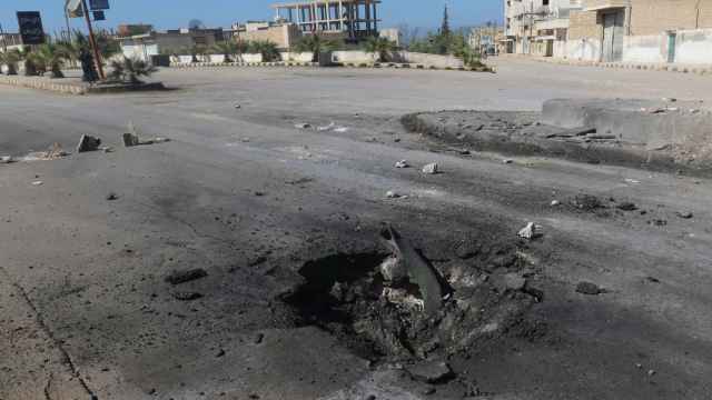Cráter en la localidad siria de Jan Shijún bombardeada el martes.