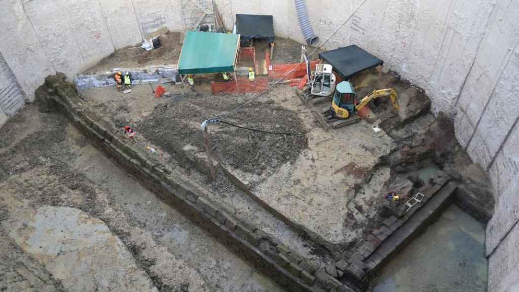 La excavación donde se ha encontrado el acueducto.