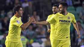 Los jugadores del Villarreal celebran el gol de Adrián.
