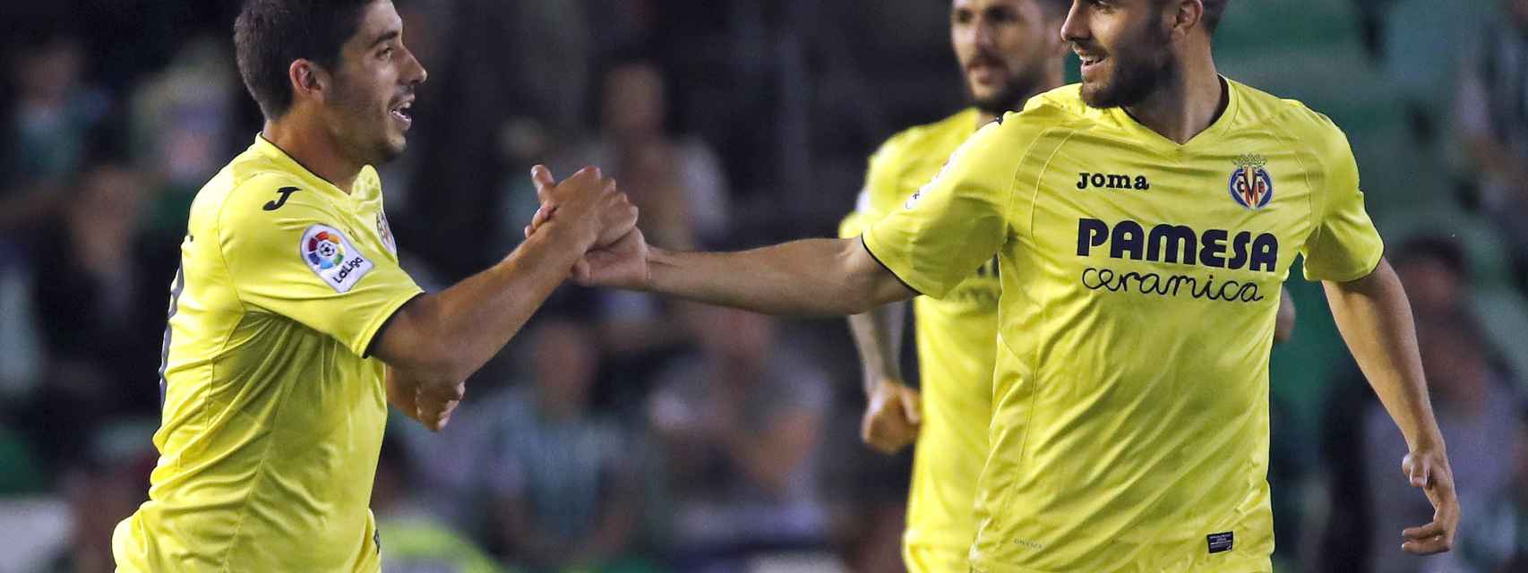 Los jugadores del Villarreal celebran el gol de Adrián contra el Betis.