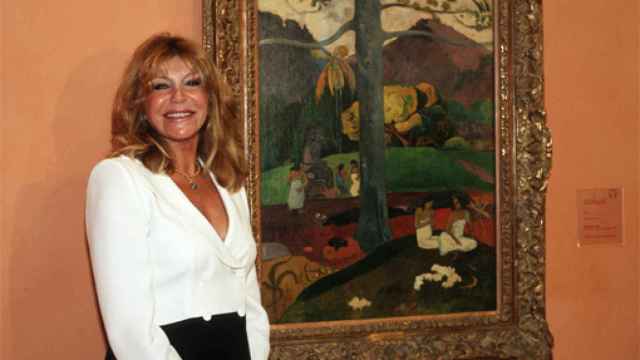 Carmen Thyssen junto al 'Mata Mua' de Gauguin en una imagen de archivo