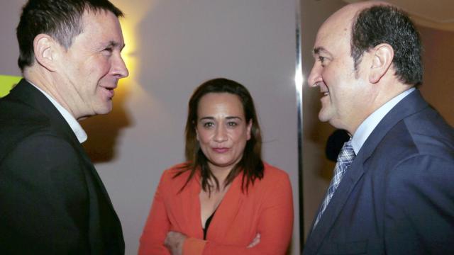 Arnaldo Otegi junto a Andoni Ortuzar, en presencia de Rafaela Romero .