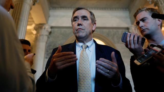 El senador Jeff Merkley ha hablado durante más de 15 horas.